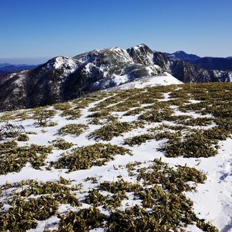 西熊山山頂から三嶺
