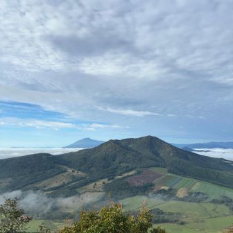 駒木岳から見た七時雨山、その奥に岩手山