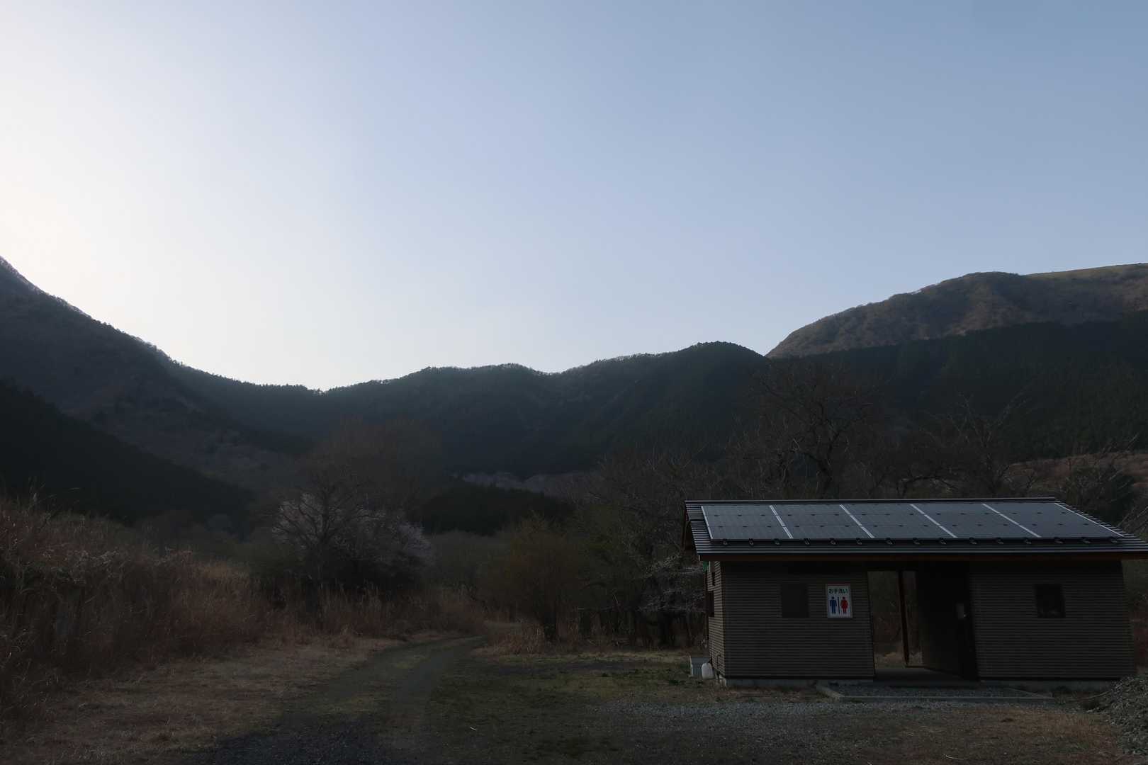 下山した場所に綺麗なトイレがありました。
陽が伸びたとはいえ、天子山地の影にあたるので薄暗くなりつつあります。あと少し、平地を歩いてデポしてくれた場所に向かいます。
