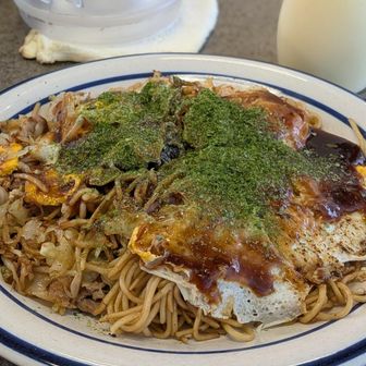 暑さで食欲わかないけど、肉玉そばシングルいただきまーす🙏
港なのに地元民の居酒屋となっておりました🚬🍺
さすがにこの時代禁煙🚭️にして