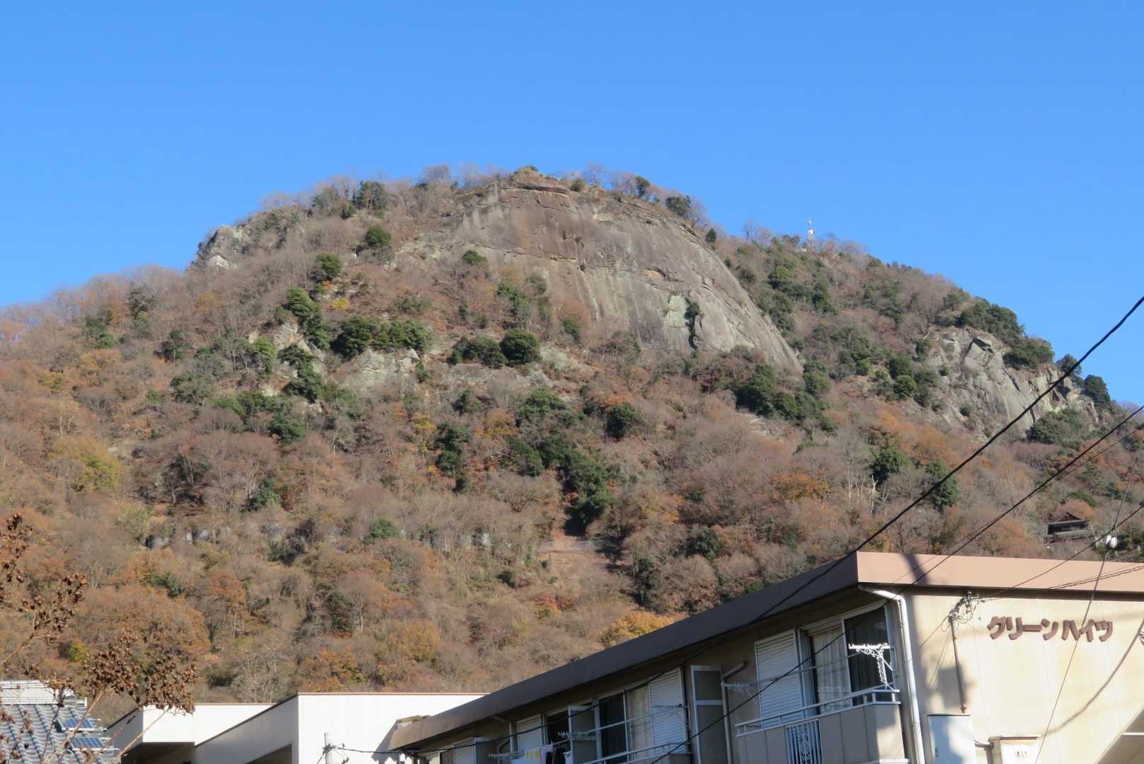 これから登る岩殿山が見える。大きなむき出しの岩が特徴的。