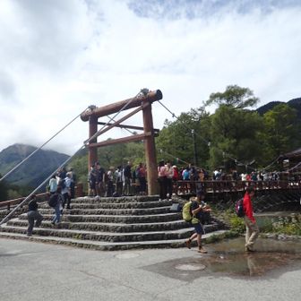 河童橋は観光客で賑やか