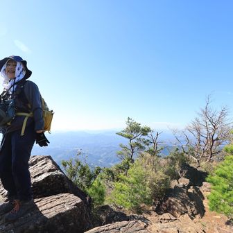 行縢山 遠くに日向灘
遠望が利くときは四国まで見えるそうです