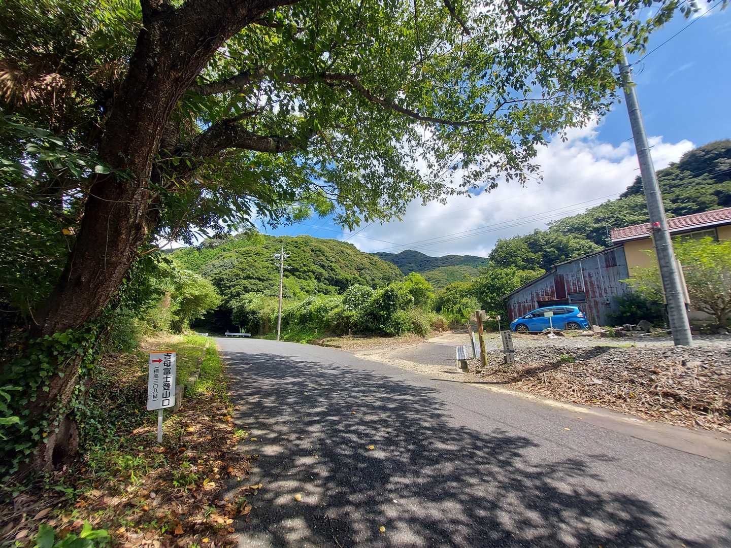 登山口のすぐ側にも駐車場ありましたー😅