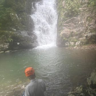 84歳の爺
自然と一体化してます
周りの大岩と気配が一緒です
無言でカップ麺と塩握り