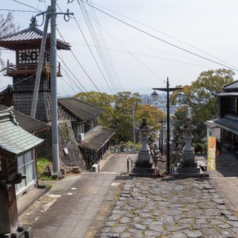 左側に常夜灯
右側に御宿「廣嶋屋」こちらでお昼に蕎麦をいただく予定が・・