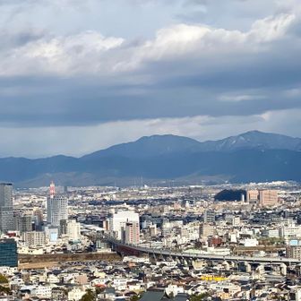 展望台から
外見では雪がほとんど無い、富士写ヶ岳と火燈、小倉谷山！
白山は雲の中😶‍🌫️