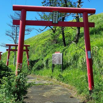 駐車場の奥から、朝日稲荷神社へ至る道。ここから約150m。