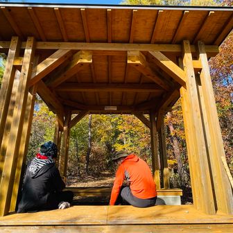 …そして、足湯でくつろぐ夫婦🤭
ウソウソ笑笑
登山靴履いてます🥾