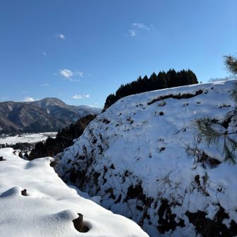 回り込んだら本丸に行けるかと思ったら予想よりも石垣が高くて無理でした(◞‸◟)
また雪が無い時にでも来てみるかー