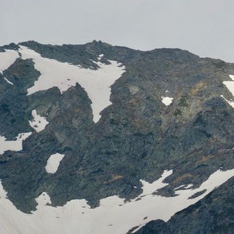 奥穂高山頂の下に現れる雪形
ベテランガイドさんからイヌ🐕だと教わった。
見えなくもない…
オオカミの方がカッコいいのにな