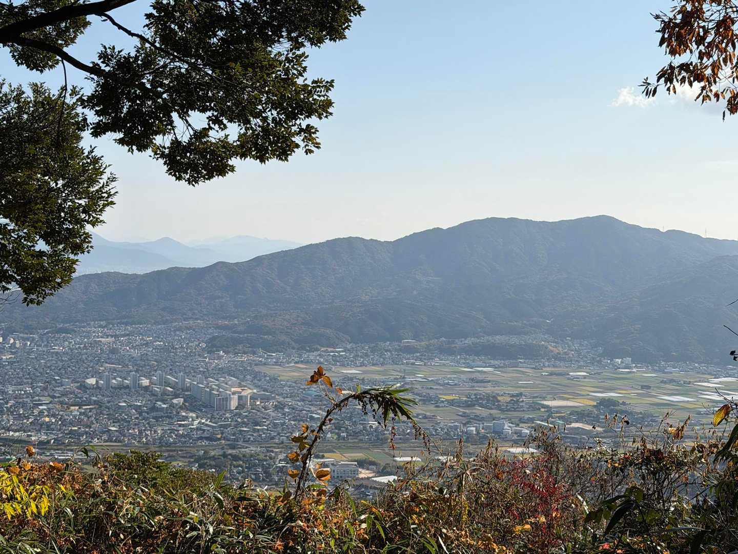 飯盛山 往復 | 低山ながら急登・ロープ・鎖場あり。全身で登る体験を。の写真