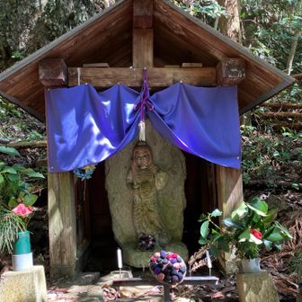滝の入り口に不動明王🙏