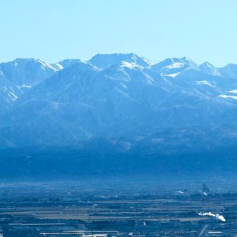立山もしっかり目に焼き付けておく
山頂部が台形でプッチンプリンの頭のように見えるのが立山三峰、すなわち雄山、大汝山、富士ノ折立となる
室堂は全く見えないが、浄土山、龍王岳などは見えているだろう
右側の雪が積もって白いエリアは弥陀ヶ原なのか！？
あの辺り一帯が立山信仰の極楽浄土なのだなと思うと感慨深いし、
11月の頭にあの雄山のてっぺんに行ってきたことを考えると我ながらびっくり(笑)