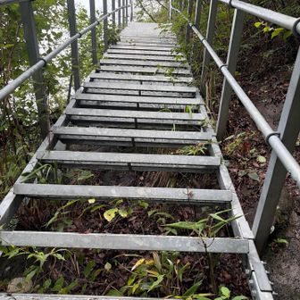 第二見晴通過してまもなく、突然、長大な金属の階段が出てきた。下りは長くてかなり怖い
