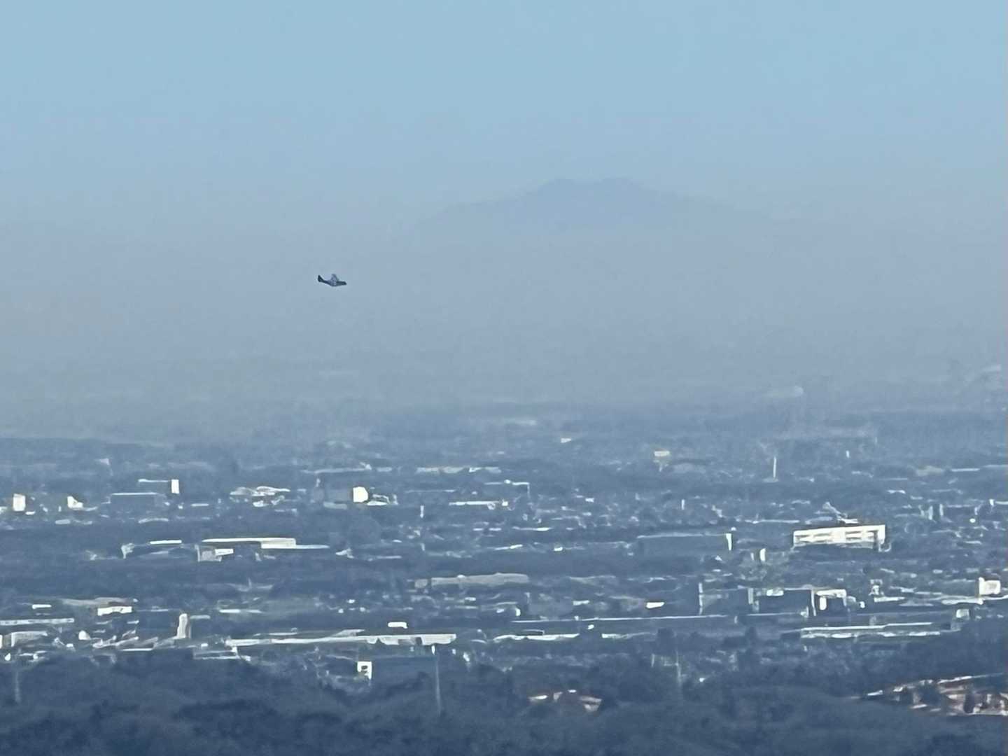 筑波山と飛行機

赤や緑のモヤは、花粉やホコリなんだとか。