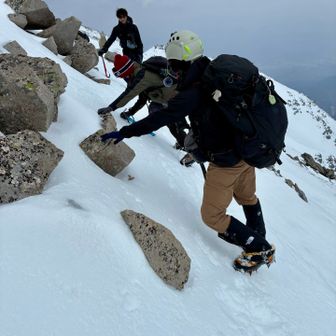 ほぼトラバース  これがめちゃ怖かった！
前のグループがいたのだけどゆっくりで～って声掛けながら自分に言い聞かせるように気持ちを落ち着かせていた…😵‍💫
戻りは上の方にトレースがあったのでそっちは割と安心だった。