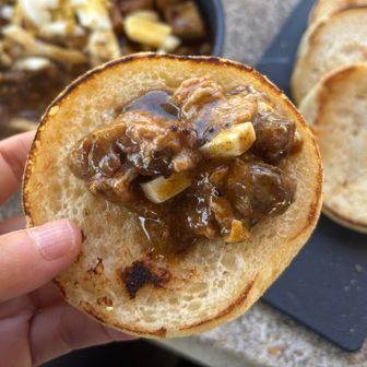 焼いたマフィンに乗せて✨
豚肉角煮がとろっとろー　やわい😋
レトルトカレーは独特の風味があってあまり得意ではないけど、一手間で美味しく極上になる✨🙌