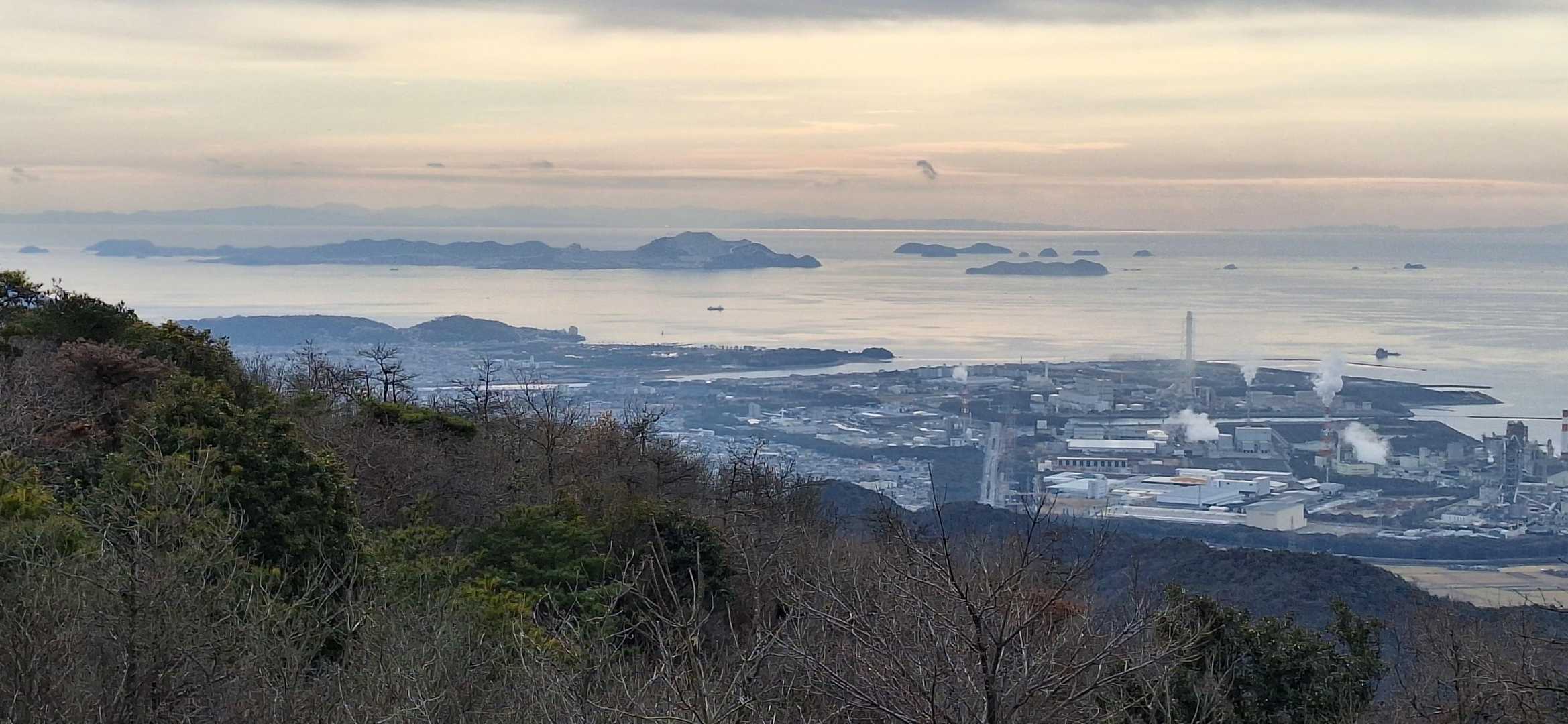 曇り☁空で見辛いですが、左奥には淡路島、右奥は四国、正面が鳴門海峡になります👀