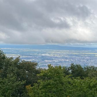 定点観測　雲が低い。稲刈りはまだのよう