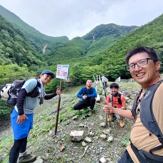 小屋が見えた！
林道崩壊ポイントの迂回では、あっちだ、こっちだ言いながらたどり着きました！
同じタイミングで歩いていたゆうやまさんと。