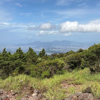やっと着いた😂
風が強いからピストンで帰る💦
髪の毛がクチャクチャ。
多分今私は山姥に見えるだろな😱
誰にも遭遇したくないわ。
(このすぐ後に登山者と遭遇する😅驚かせてごめんなさい🙏山姥です)