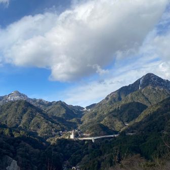 西向きには御在所と鎌ヶ岳。
下から見上げる二峰とも美しい⛰️