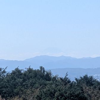 桜山展望台。うっすら富士山🗻が見えているんだけど、わかるかなぁ🧐