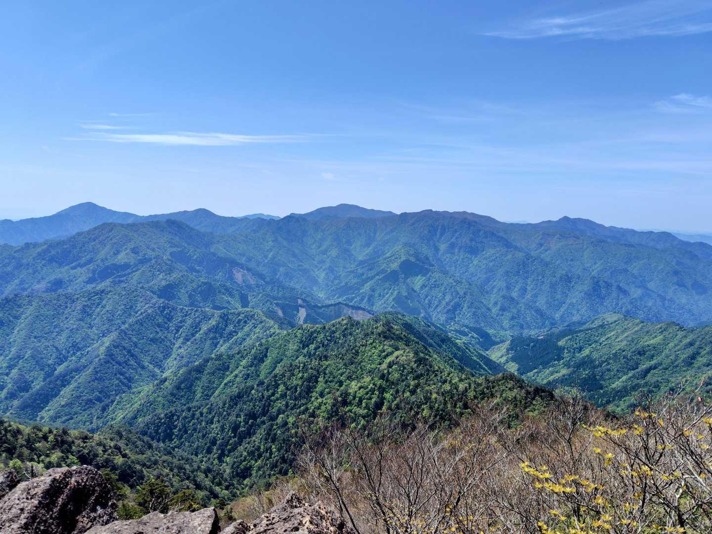 中央に大崩山（おおくえやま）。右端には尾鈴山かな🤔