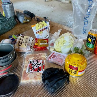 避難小屋には数枚マットがあり、
この後誰か来るかもしれないので1枚だけ使った

ザック15kg、正体はこちら
→今夜は焼き鳥とキムチ鍋、ウインナー持参
　お酒はビール2本🍺日本酒1カップ🍶
　水はトータル3.5リットルです
　(雪はたっぷりあるので水はいらなかった)
