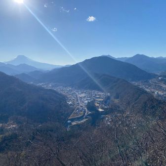 菊花山を少し下った展望ポイント富士山と高川山とむすび山