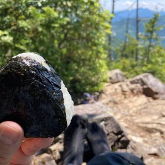 地下足袋山行におむすび。うみゃ〜(^^)
