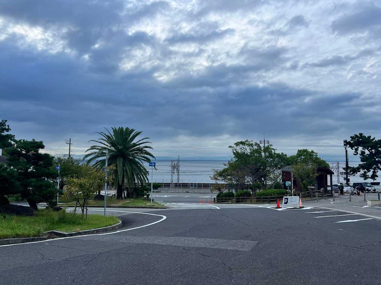 須磨アルプス | ジュラシックな迫力の岩尾根「馬の背」。きらめく海と明石海峡大橋の写真