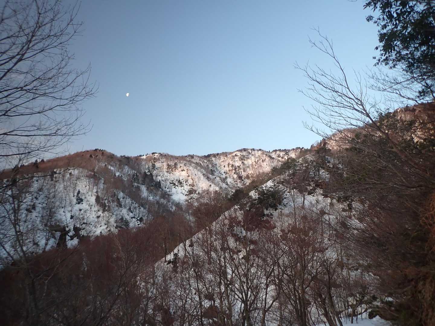 山の高い方に朝日が当たる。