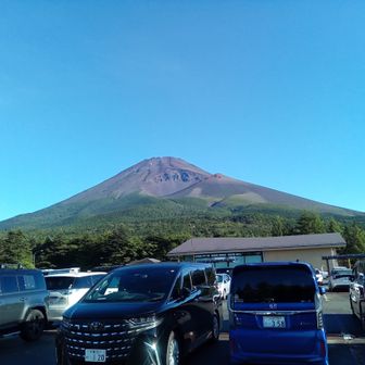 水ヶ塚駐車場🅿️
良いお天気で富士山頂と宝永火口、宝永山がくっきり見える
駐車料金1500円也