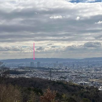 山頂からの眺望 3️⃣
ピンクの ↓ あたりが、JR高槻駅前です。

晴れてたら☀️もっと綺麗に見えるんでしょうね～✨