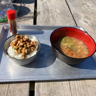 納豆ご飯はお茶碗🍚で食べないと🤣

納豆に花立山荘の豚汁は最高です❣️
具沢山でこれだけでもお腹いっぱい🈵