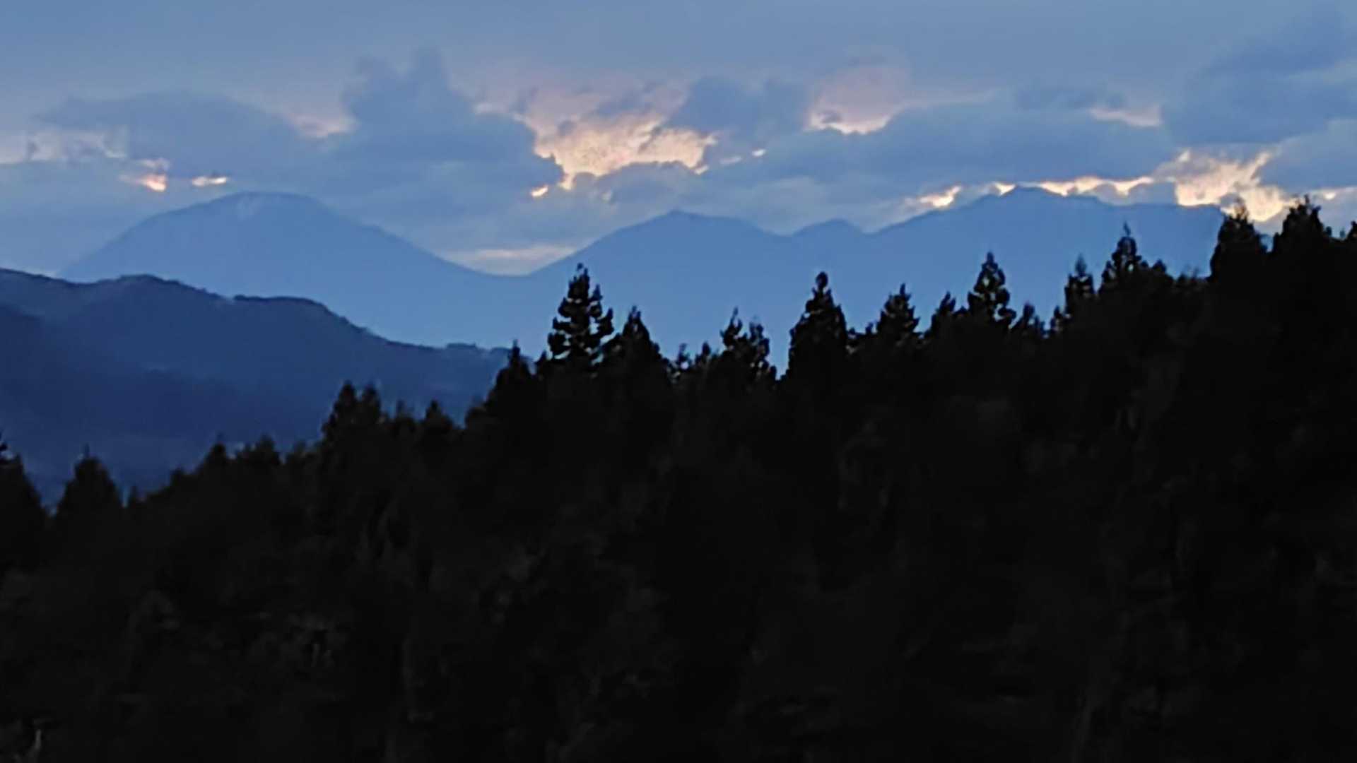 日光連山をズーム。
間もなく夕闇となり、日光連山も見えなくなることでしょう。