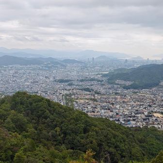 ラスボスの火山に向けてゆっくり歩く。

「あと5kmだよ！」と言うと
「ドラムなん？」ってすかさずcbさん。

先週は未聴だったのに１週間後にVIVANTネタぶっ込むのやめて🤣