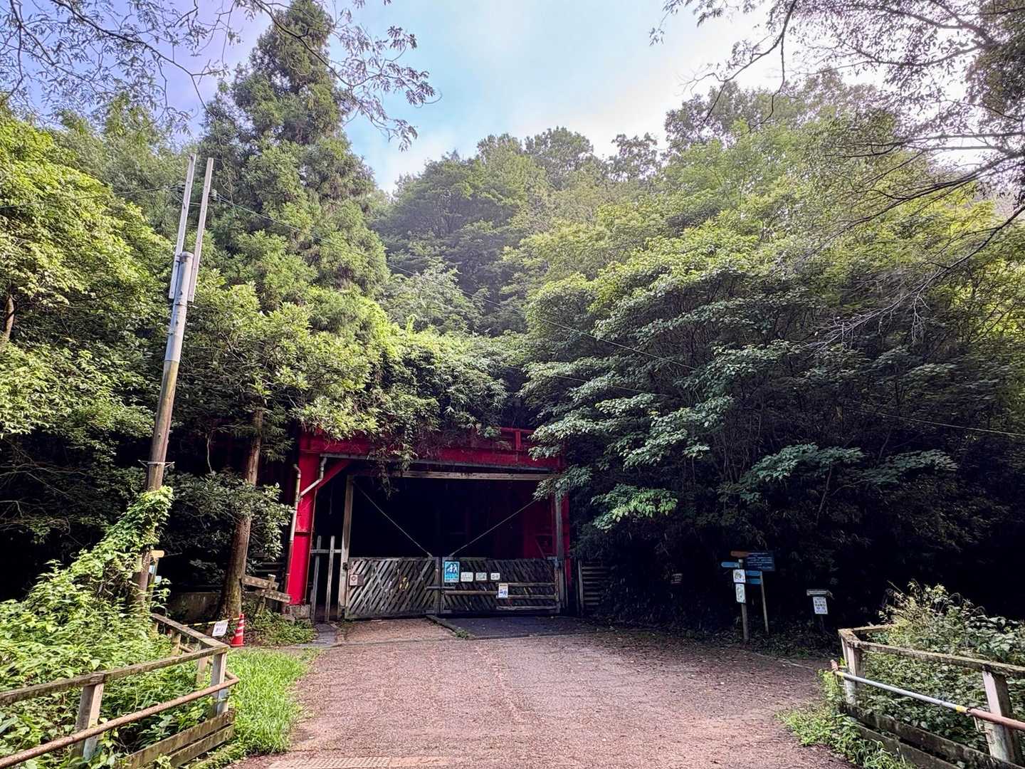 らくらく登山道の分岐点にある赤いトンネルは早朝なので閉ざされたまま🚫
（帰りには通行出来ました🤗）