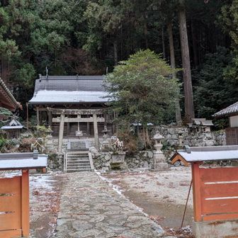 高天彦神社が一瞬に雪化粧