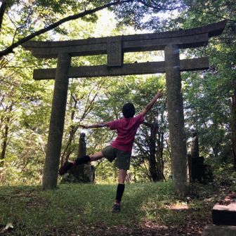 なんとか三頭越えに着いたよ✨✨
　シャランラ〜ン✨✨
涼しいけど　暑い😵　笑
1.5しか持ってなく　水ケチったら足先が痛くなってきた(^◇^;)