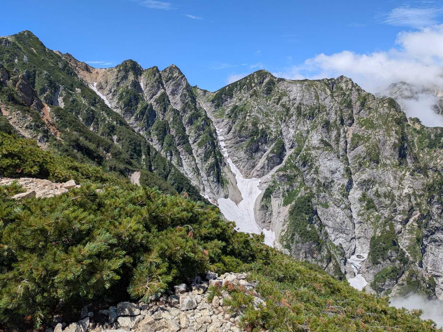 唐松岳（八方尾根） | 八方池に映る白馬三山、リフトから続く北アルプス入門の稜線の写真