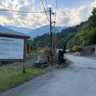 下山。沼平ゲートを振り返る。
水無峠山の登山口からこのアングルを眺める日は来そうにありませんね😅そんなガツガツしたのじゃなくて、
いつか、「小笹平でゆるキャン」が決定した瞬間でした😆