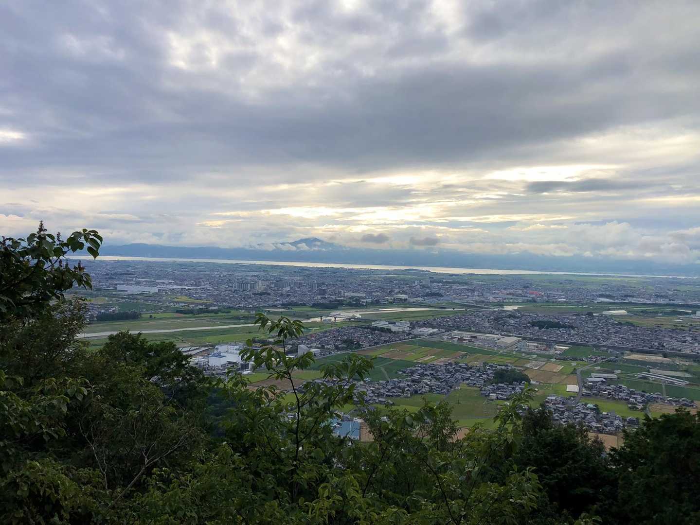 雲に霞む比叡山。