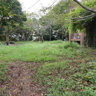 筆山の志鵬台。右に展望台。中央に三角点。