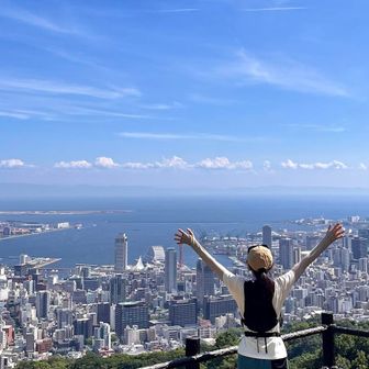 神戸市マークの市章山　景色最高✨　正面にメリケンパークのポートタワー🗼　神戸らしい絶景です✨
