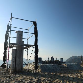 塔ノ岳山頂標識は塗り替え工事中
