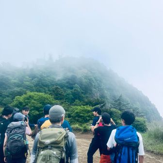 駐車場から500mほど登り、三ツ峠山頂へ
ガスで屏風岩全貌は見えず