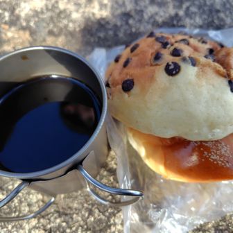 ボンデリッシュのチョコチップメロンパン🙌下に山友さんのアンパン笑